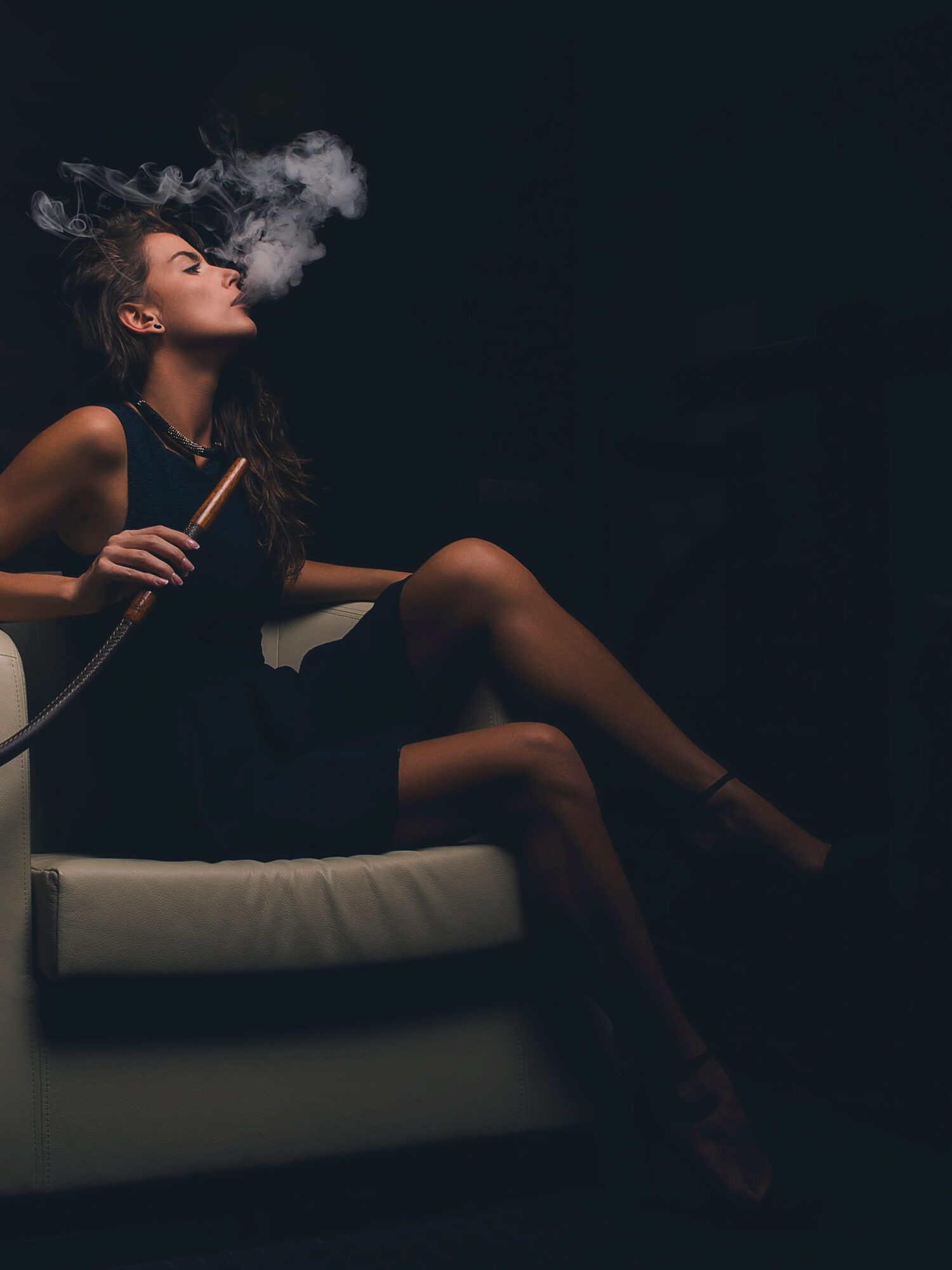 modelka paląca fajkę wodną