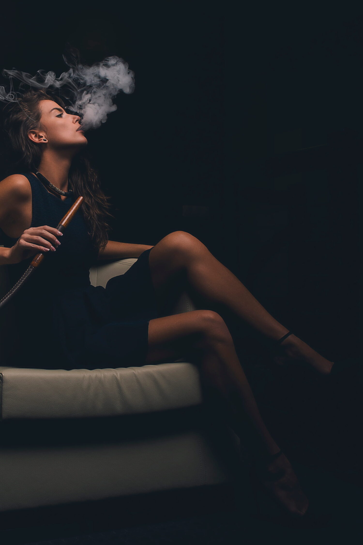 modelka paląca fajkę wodną
