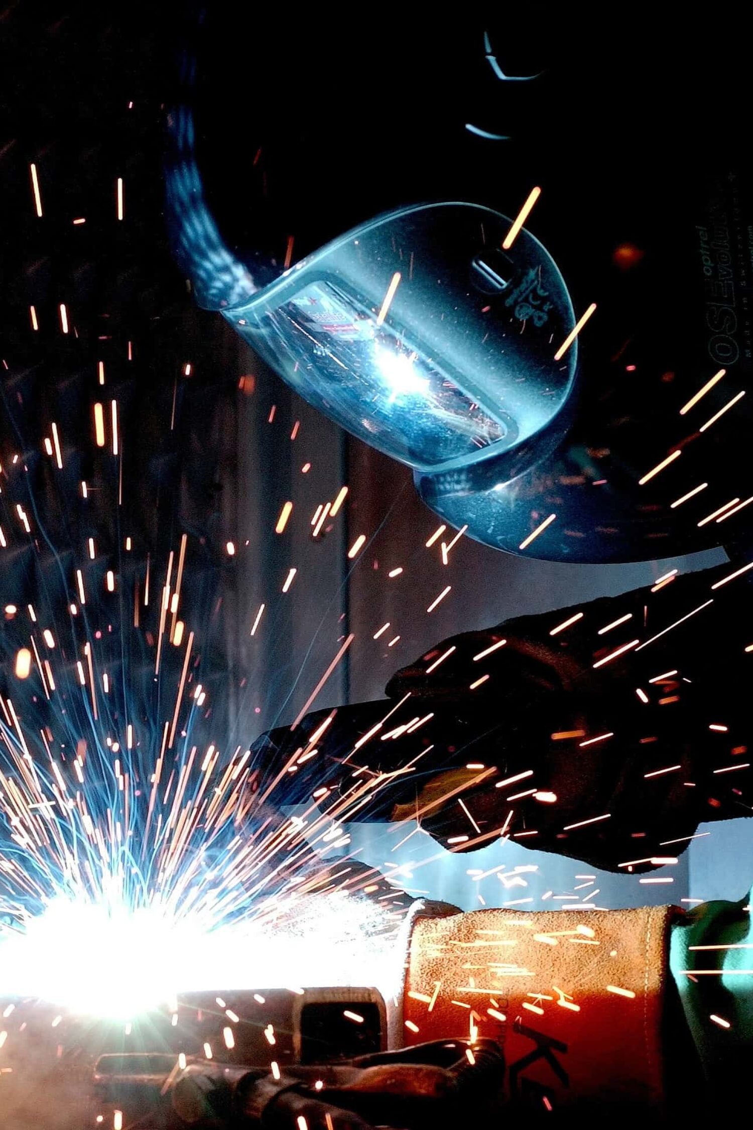 storna internetowa ze spawaczem w tle