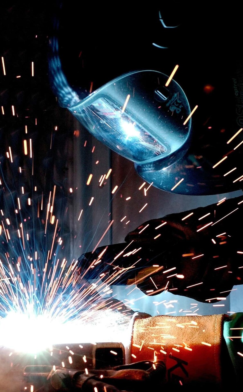 storna internetowa ze spawaczem w tle